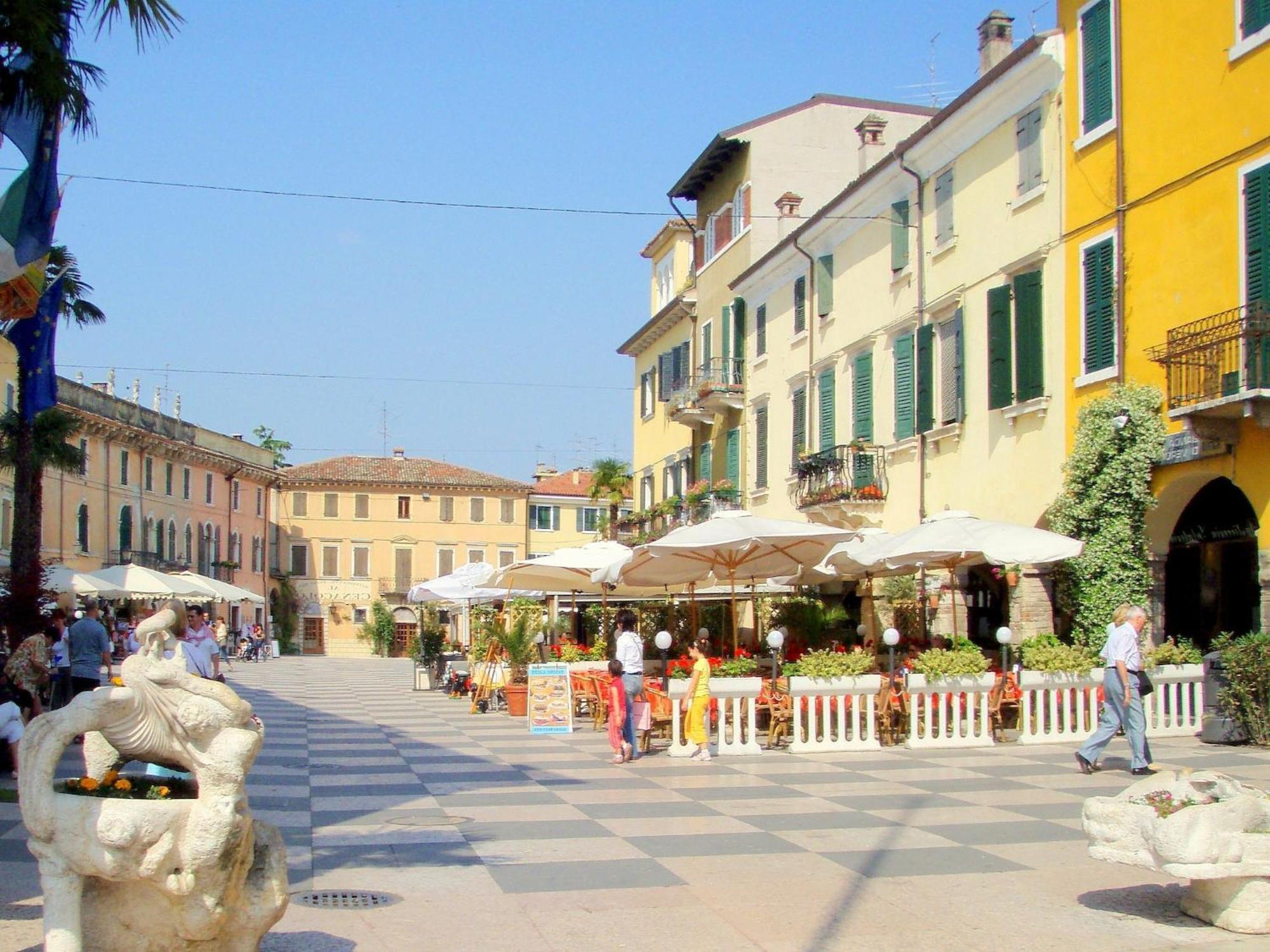 Enticing Holiday Home In Lazise With Swimming Pool 外观 照片