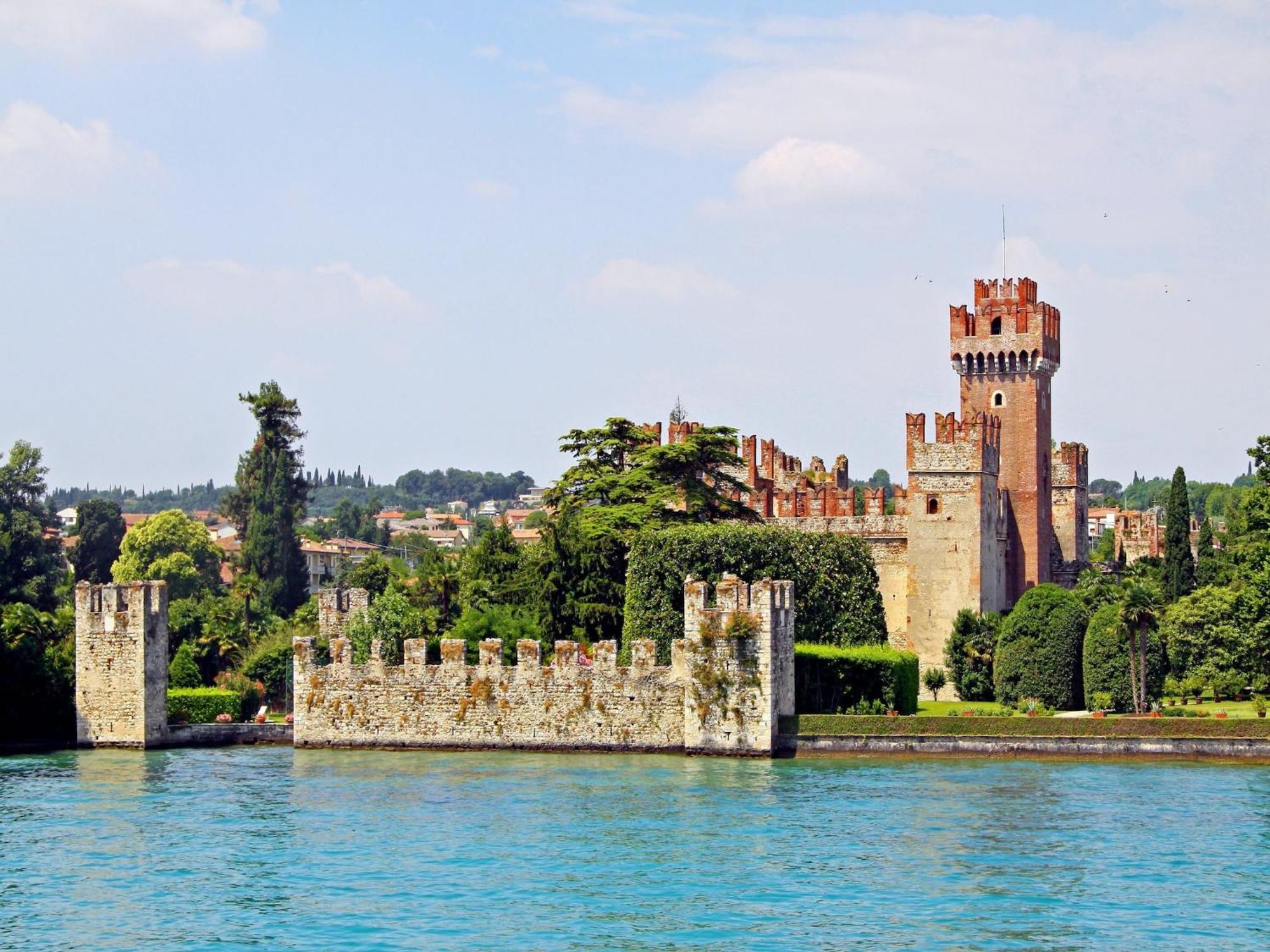 Enticing Holiday Home In Lazise With Swimming Pool 外观 照片
