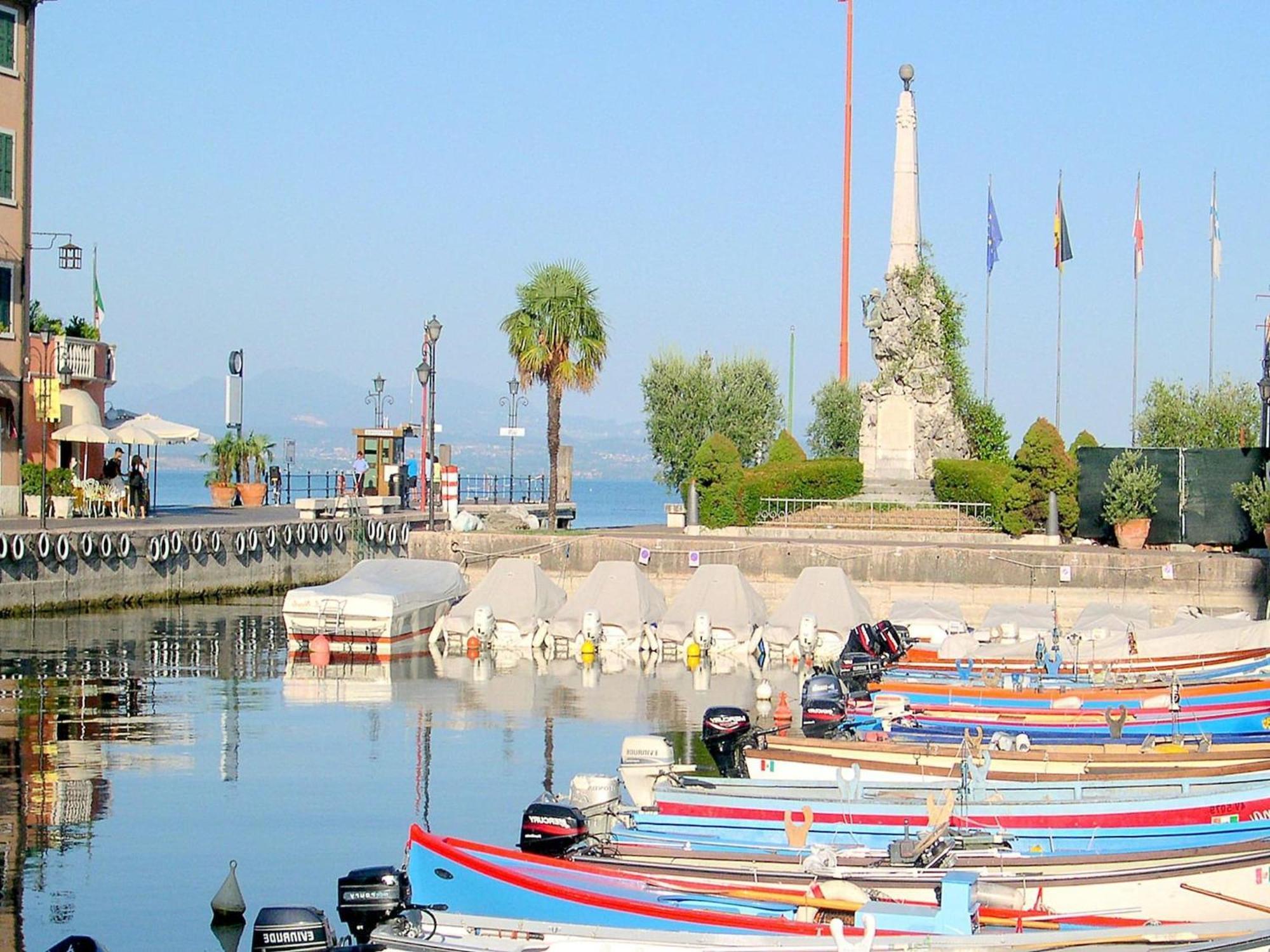 Enticing Holiday Home In Lazise With Swimming Pool 外观 照片
