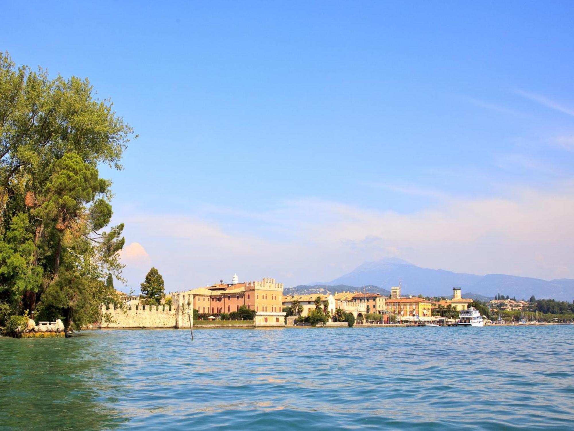 Enticing Holiday Home In Lazise With Swimming Pool 外观 照片