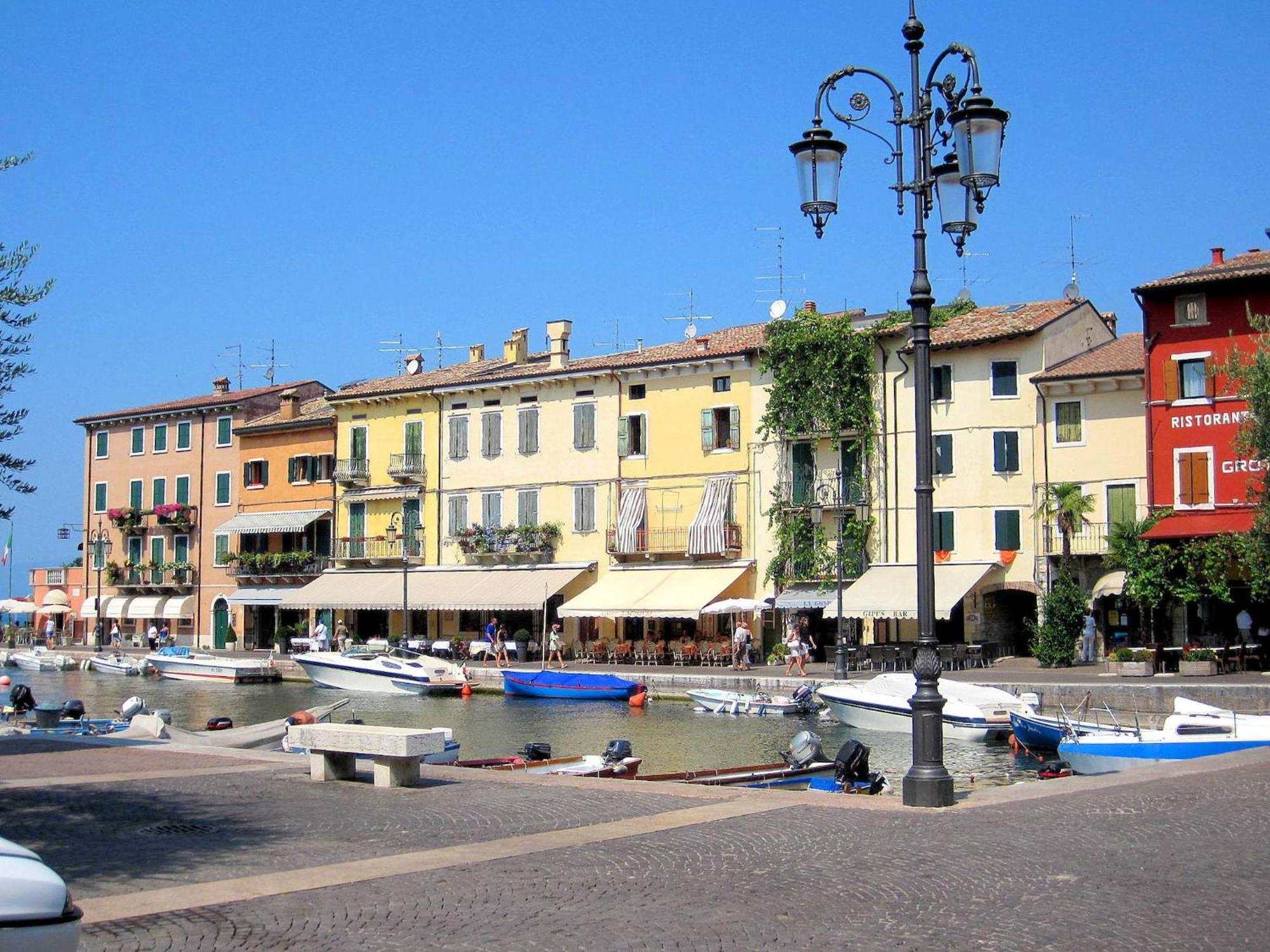 Enticing Holiday Home In Lazise With Swimming Pool 外观 照片