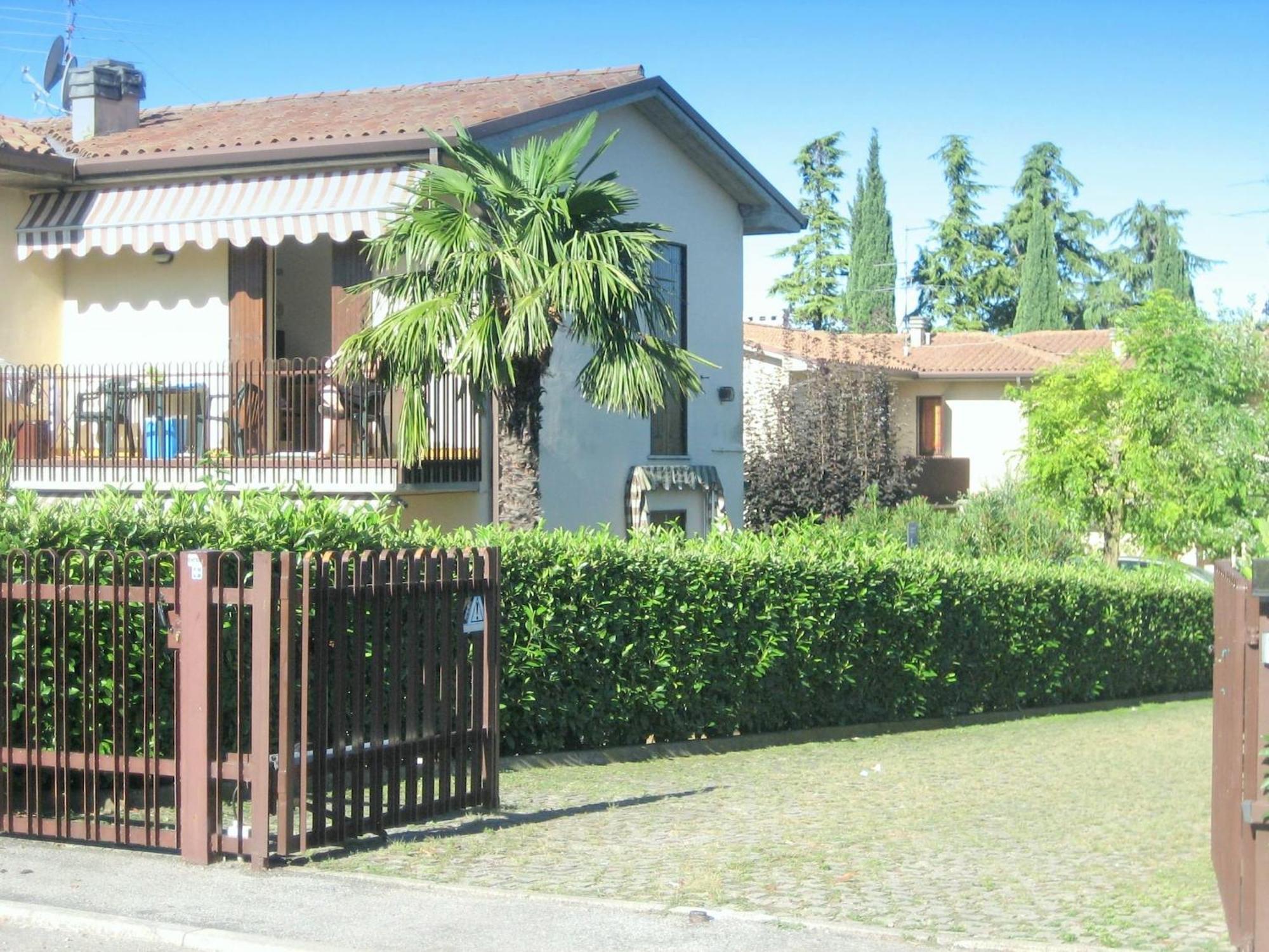 Enticing Holiday Home In Lazise With Swimming Pool 外观 照片