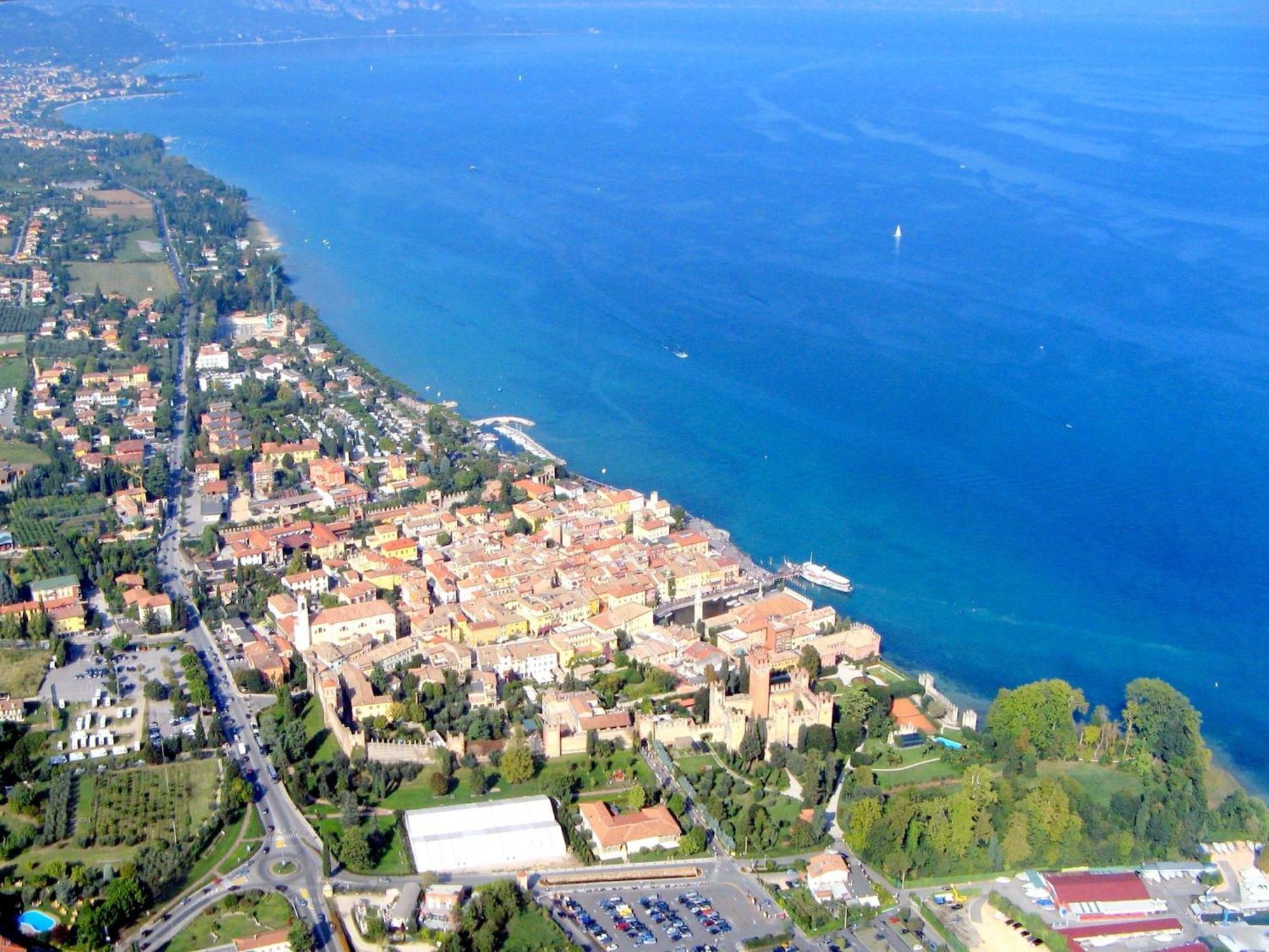 Enticing Holiday Home In Lazise With Swimming Pool 外观 照片